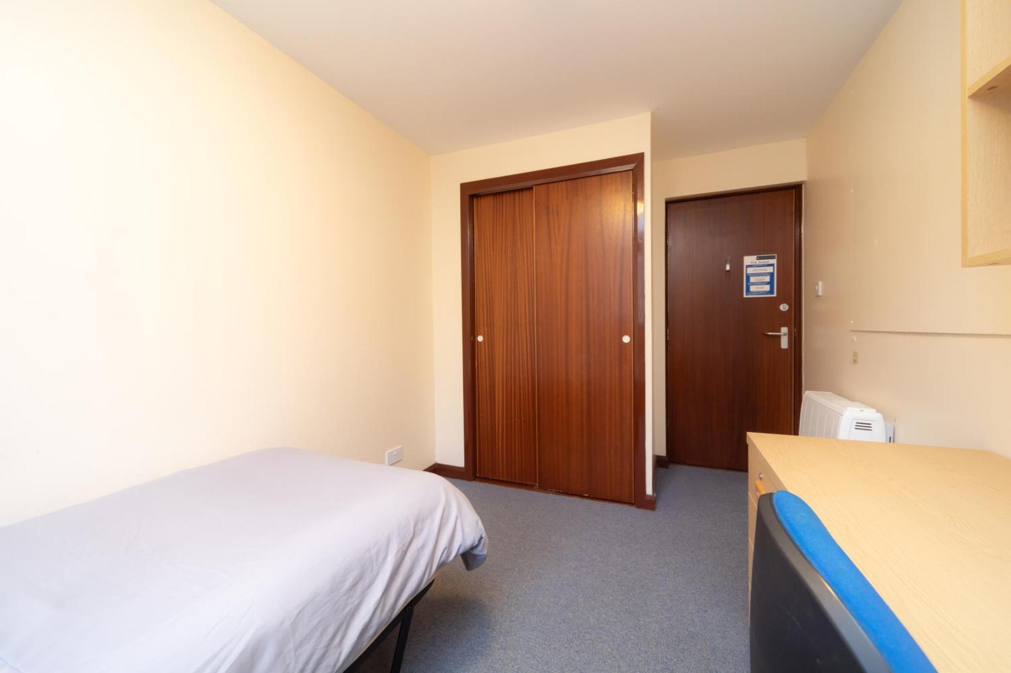 Joivy Economy 4 And 5 Bed Flats, Close To Old Town And Royal Mile - Adults Only Appartement Edinburgh Buitenkant foto