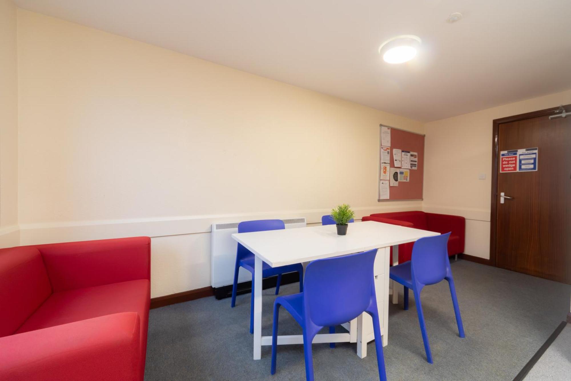 Joivy Economy 4 And 5 Bed Flats, Close To Old Town And Royal Mile - Adults Only Appartement Edinburgh Buitenkant foto